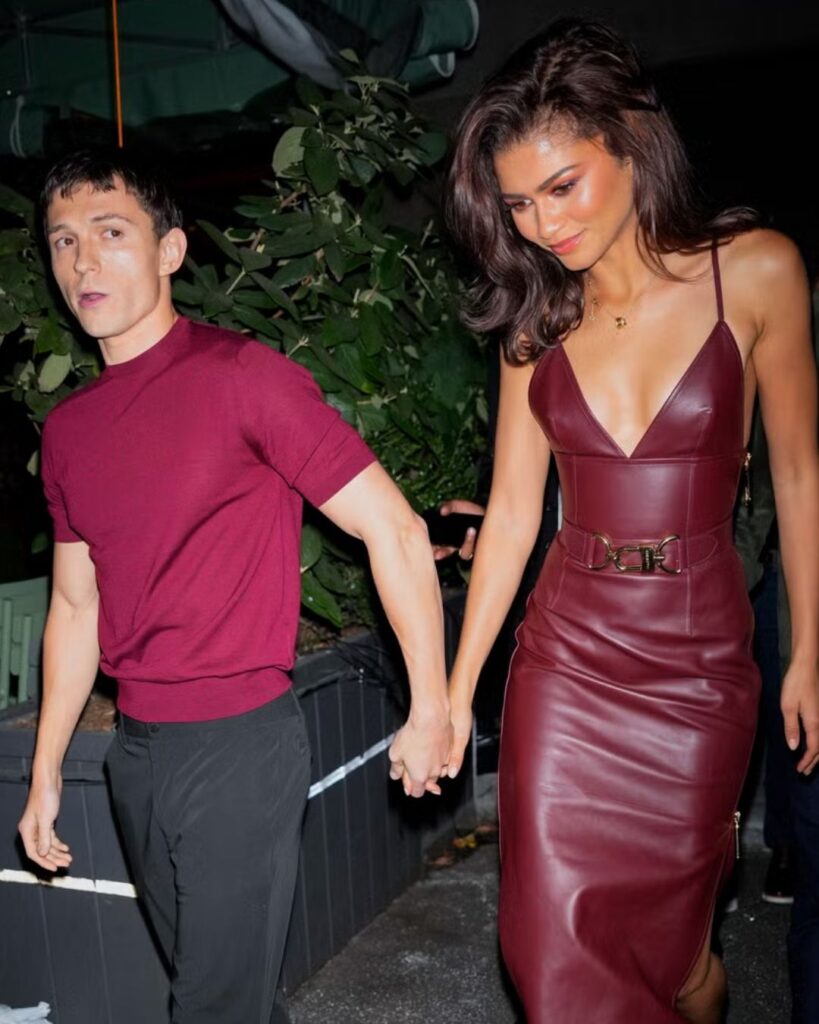 Zendaya egy bordó Valentino ruhában jelent meg, azonnal milliók lájkolták a képeket.